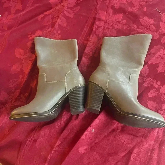 Lucky Brand Embrleigh boot. Worn once. Very good condition size 7. Leather taupe - Picture 3 of 15